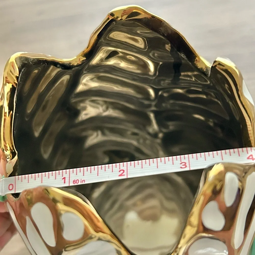 Gold and White Leaf Design Vase-Amazing Condition! - Picture 3 of 4